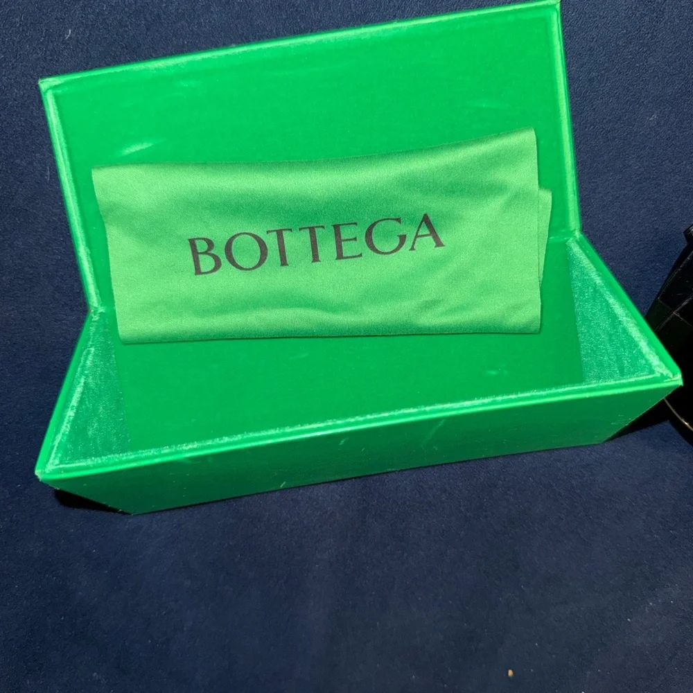 Bottega Veneta Eyewear Cat-Eye Frame Sunglasses - Picture 5 of 10